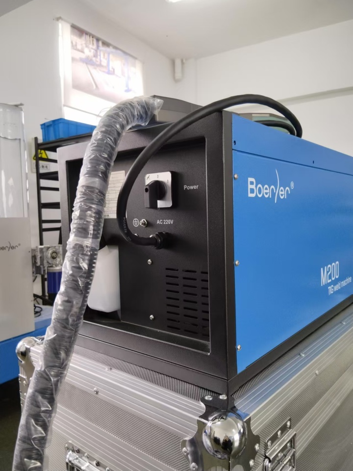 管管焊机设备工作特写