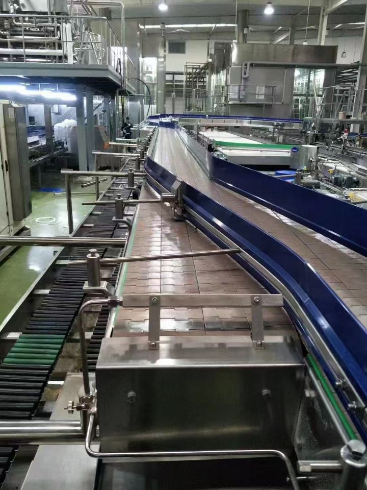 不锈钢链板输送机工作特写