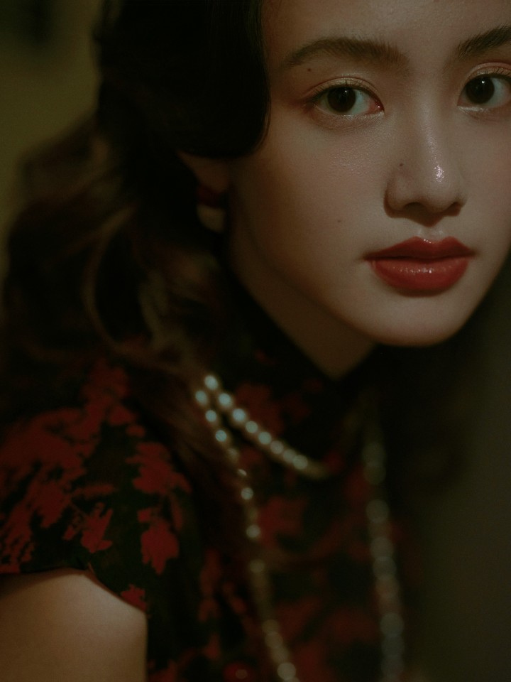 园林小景中的汉服人像