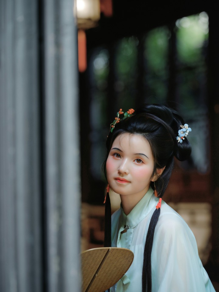 园林场景下的汉服拍摄