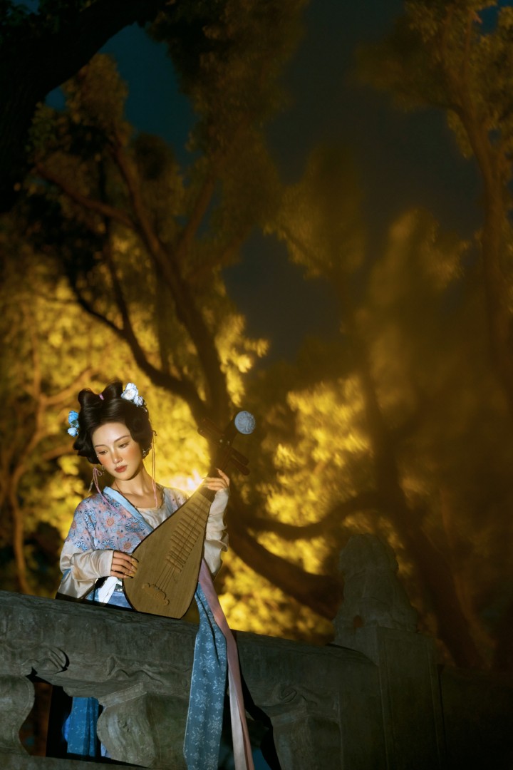 黄昏光影下，华服身影与园林建筑相映成趣