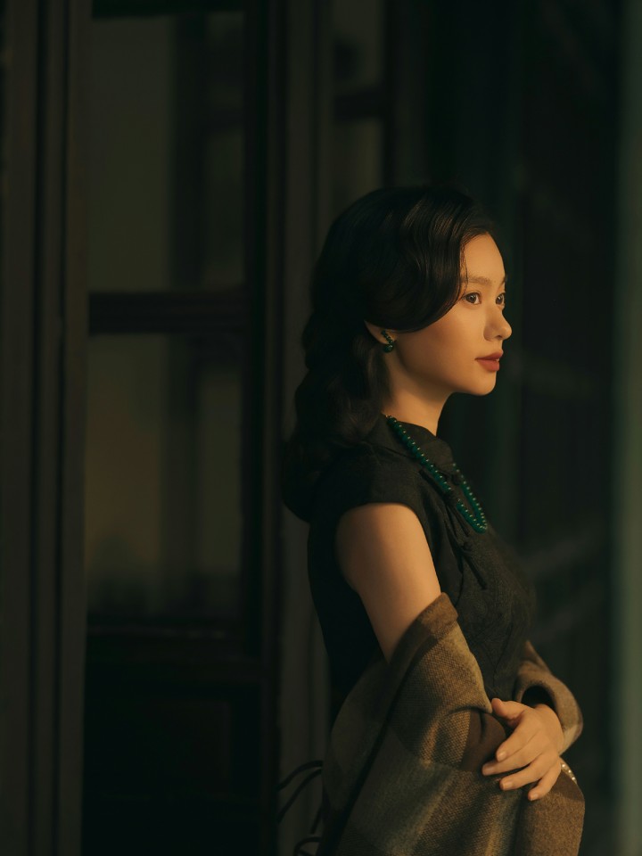 园林长廊中的国风人物拍摄花絮