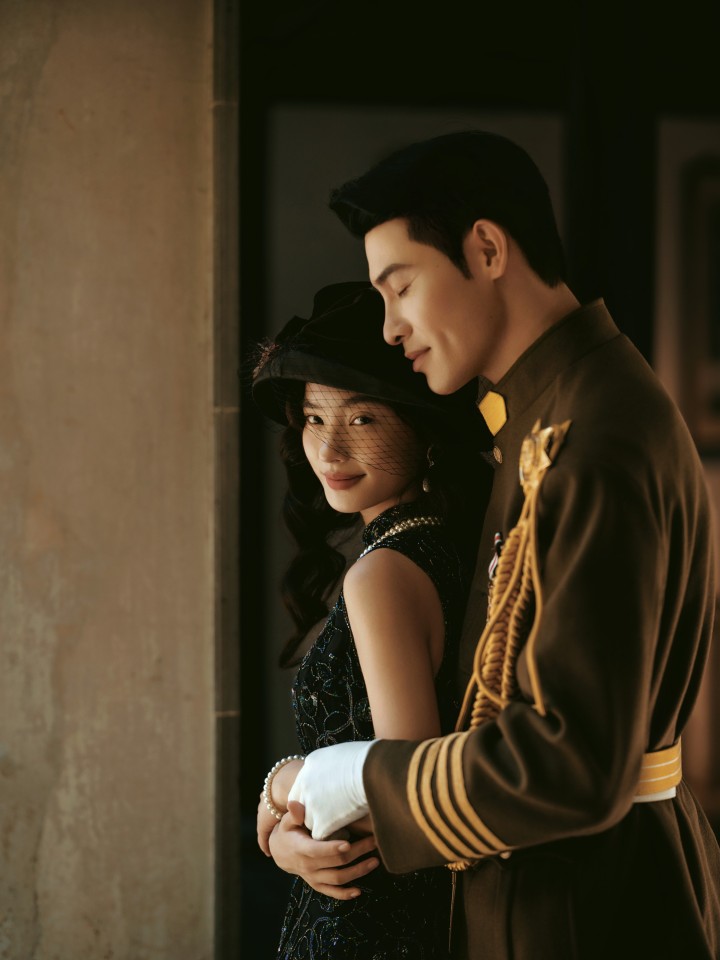 身着精致华服的模特在苏州园林窗棂前凝望