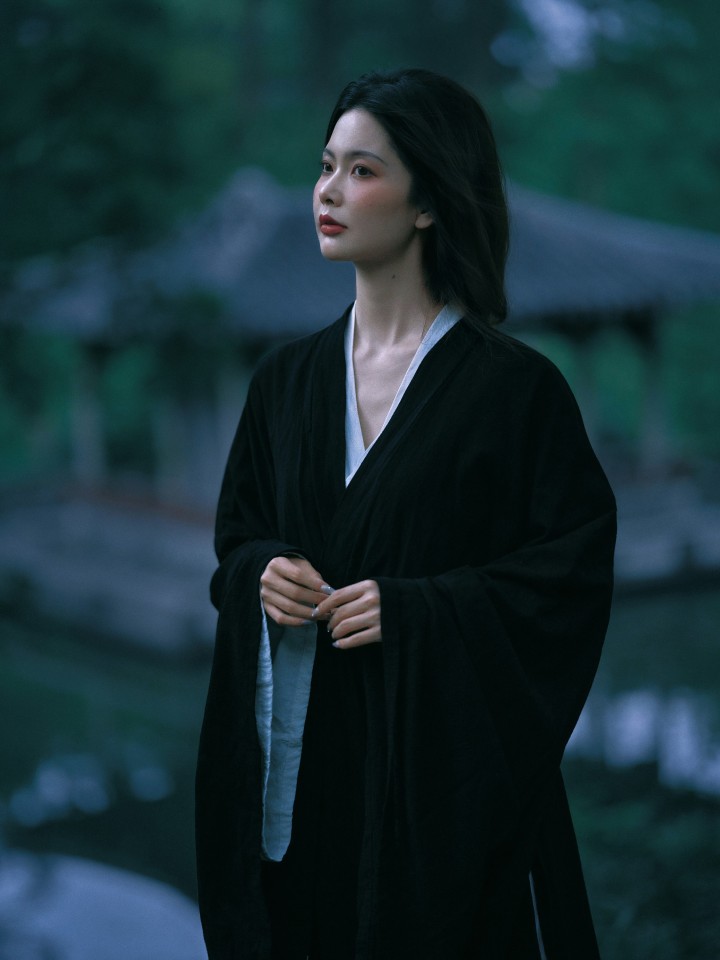 模特在园林窗棂前展示汉服细节