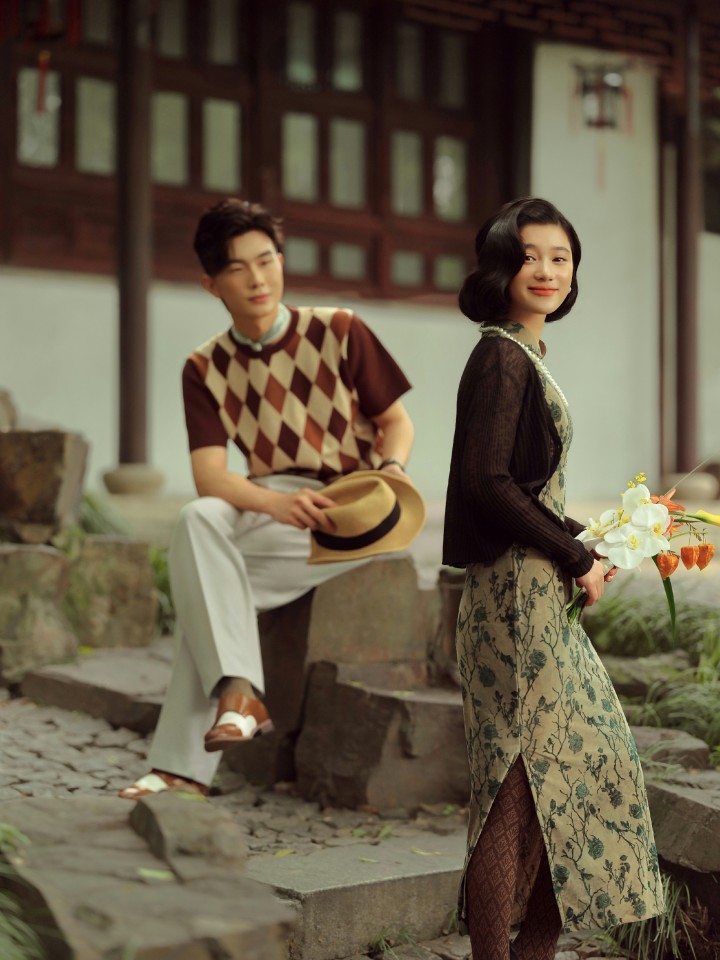 精致的华服细节与园林窗棂相映成趣