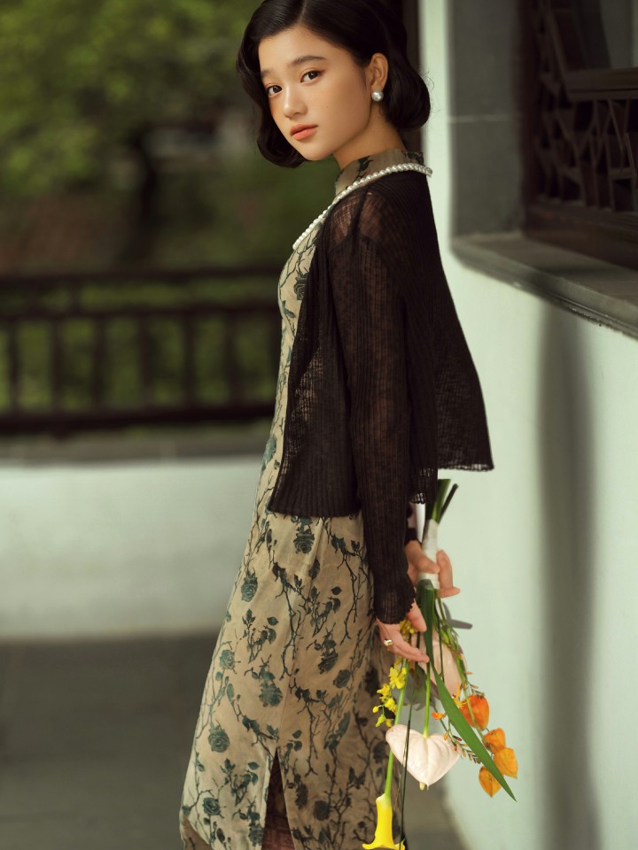 模特在园林曲径间身着汉服优雅转身