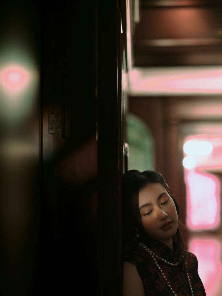 图片2：苏州园林中的战国袍写真细节