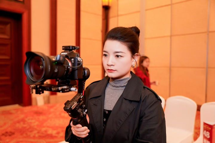 企业宣传片拍摄现场工作照