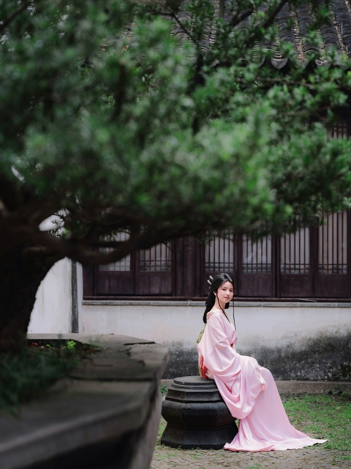 苏州园林中的宋制汉服拍照场景