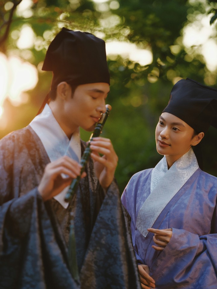 摄影师在园林中指导拍摄动作