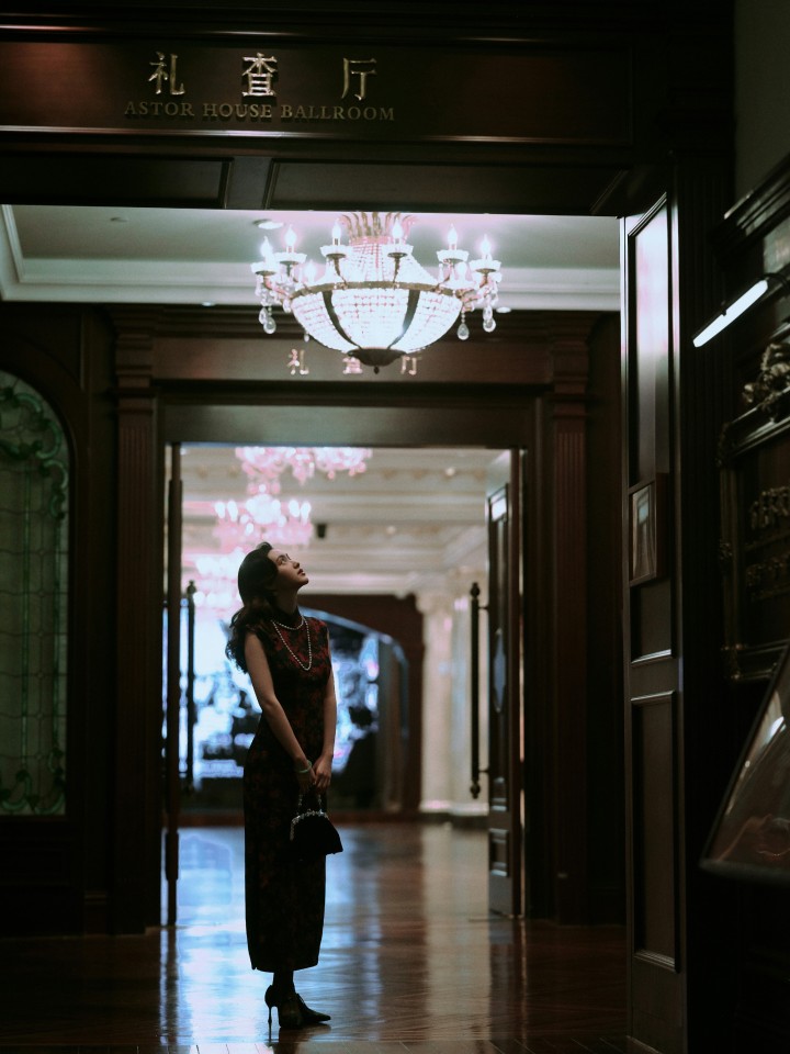 旗袍写真庭院深景