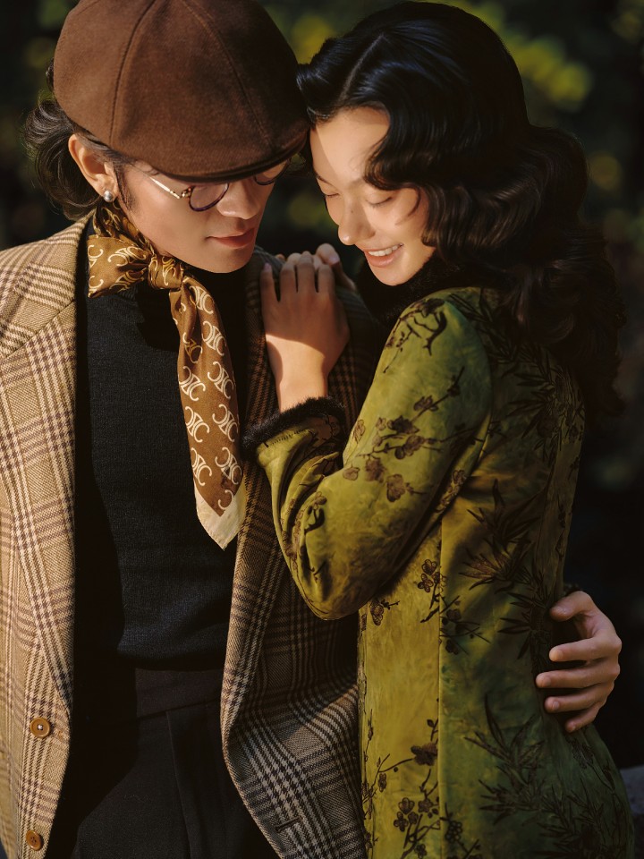 两位穿着旗袍的女士在园林水榭中互动，画面温馨典雅