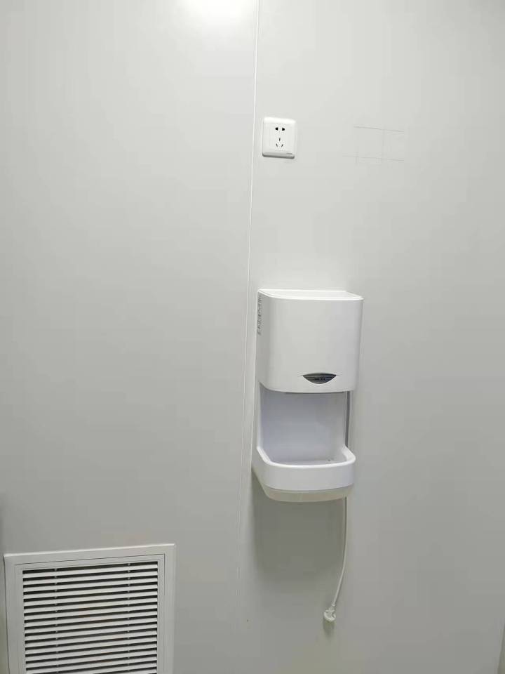 现代化净化车间工作场景