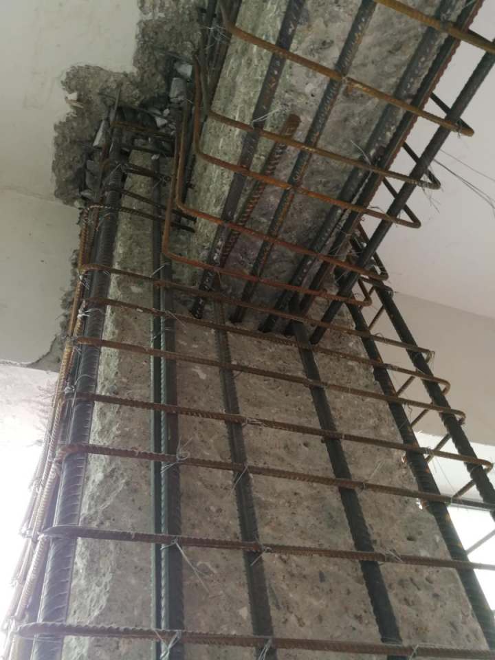 工程团队现场技术讨论