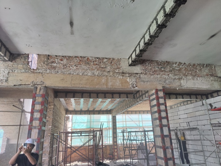 专业团队进行钢结构加固施工，确保工程精准高效