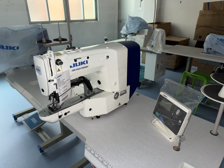 技术人员调试设备