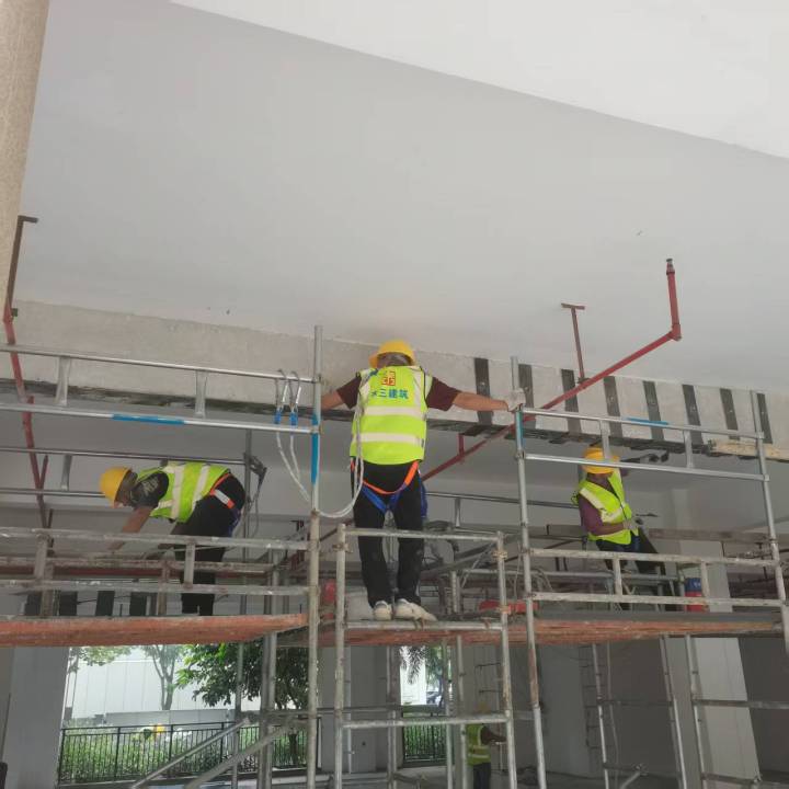 加固工程实例展示，钢构件与原结构紧密结合