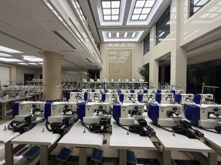 包缝机工作场景