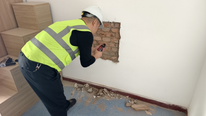 技术人员进行外墙检测分析