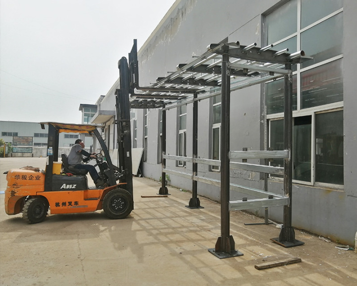 公交站台生产车间一角