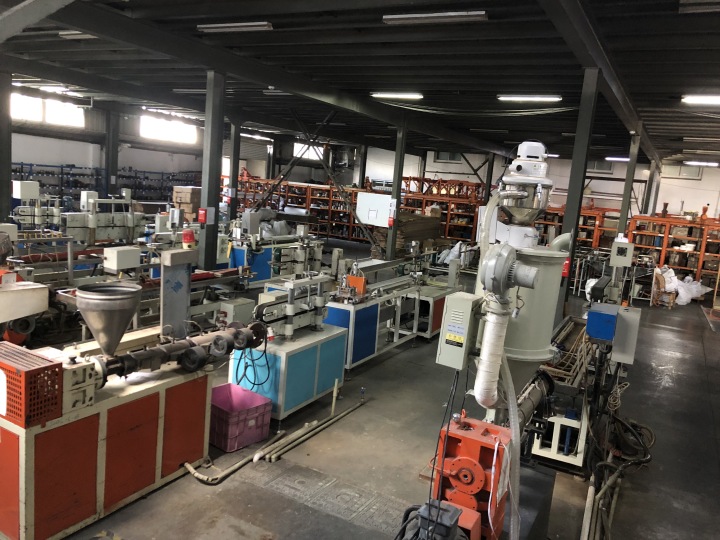 塑料件挤出加工生产线实景