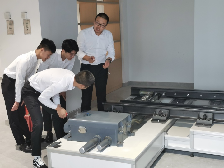 学生进行大数据技术实践