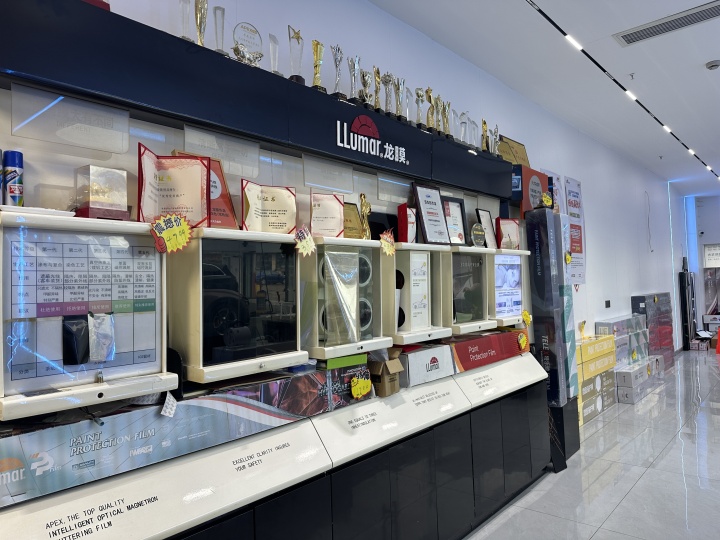 资深技师正在无尘车间内精细施工