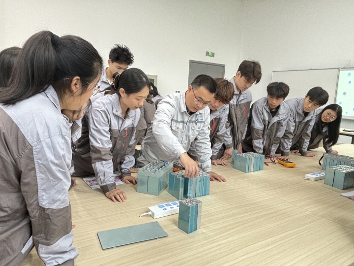 学生进行数字技术实训