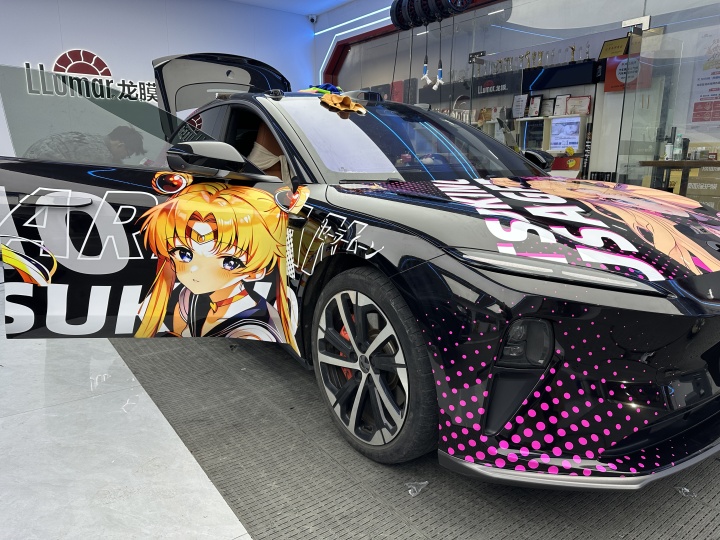 专业技师进行精细手工修边