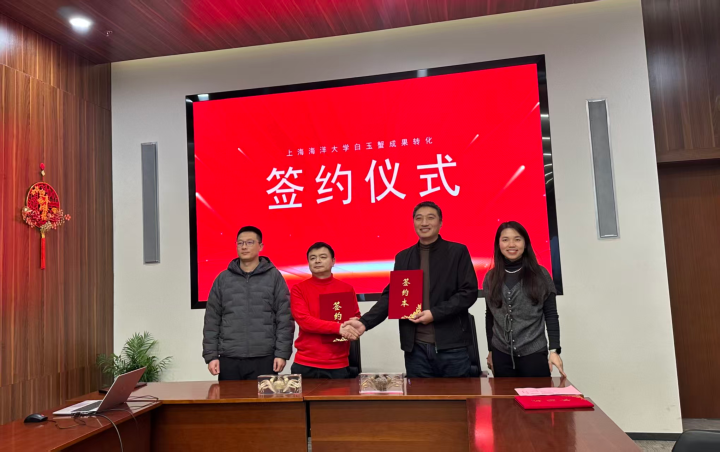 白玉蟹礼盒与证书