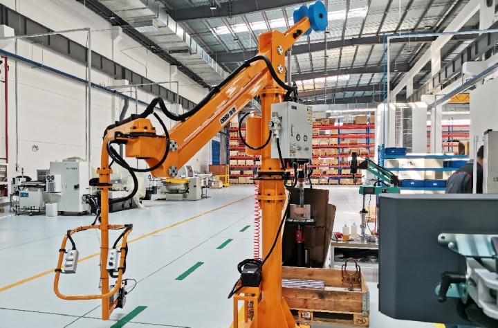 现代化车间中的KBK行吊系统