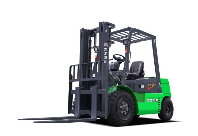 龙工锂电叉车在仓储中作业