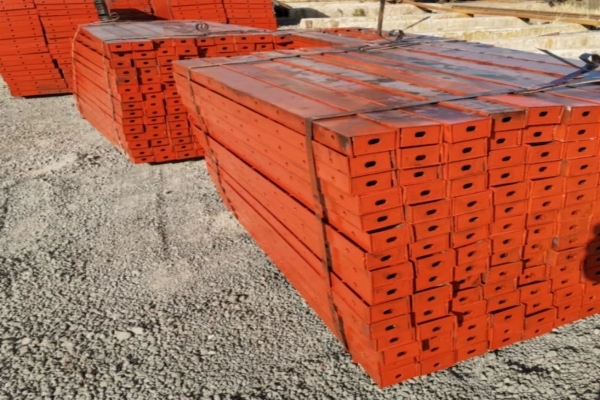 建筑钢模板施工现场