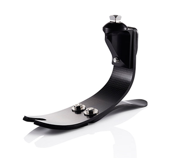 专业技师为患者进行假肢适配评估