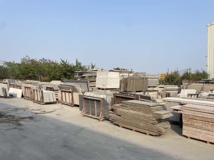 先进设备加工白世贸石材现场