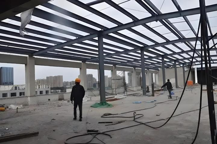 现代化钢结构厂房内部