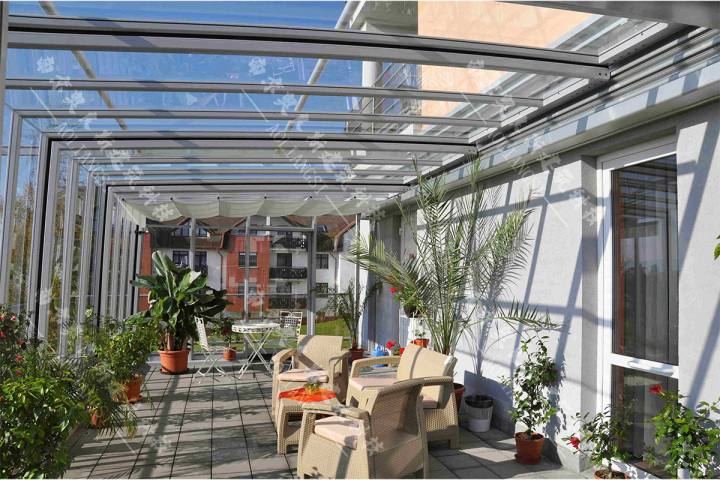 可折叠泳池房内部空间