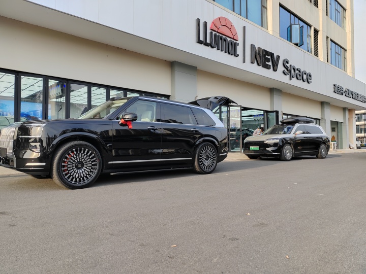 汽车贴膜专业技师施工