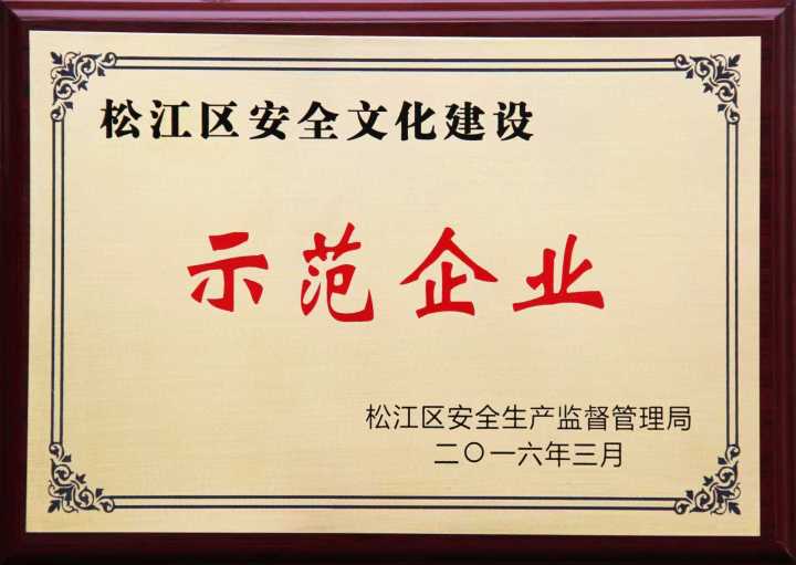 龙工锂电叉车在仓储中作业