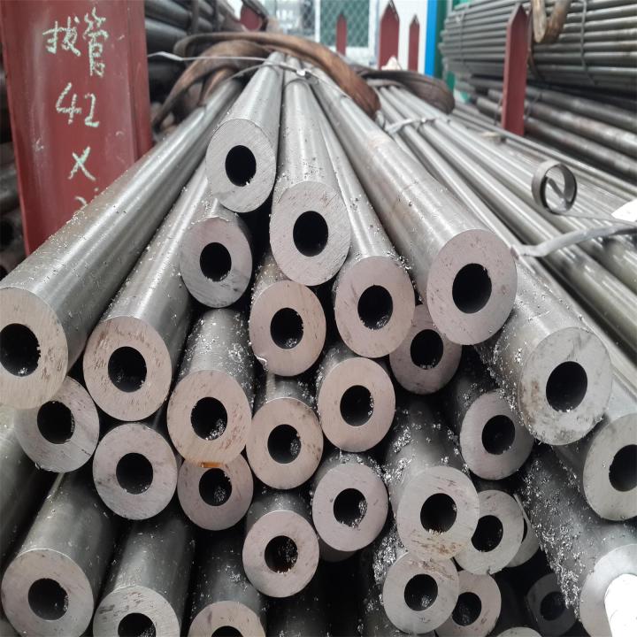 精拔无缝钢管加工现场