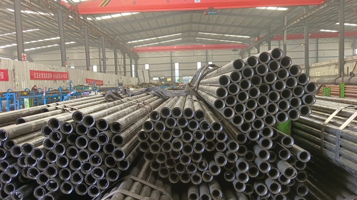 焊接无缝钢管生产场景