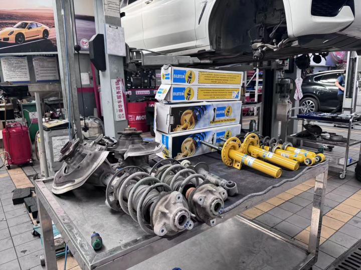 技师进行底盘精细检查