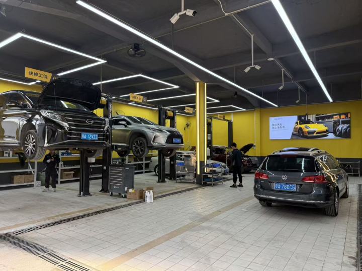 专业技师正在进行车辆精细检查