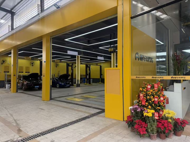 专业技师进行车系常规保养作业