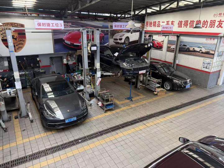 专业技师细致作业