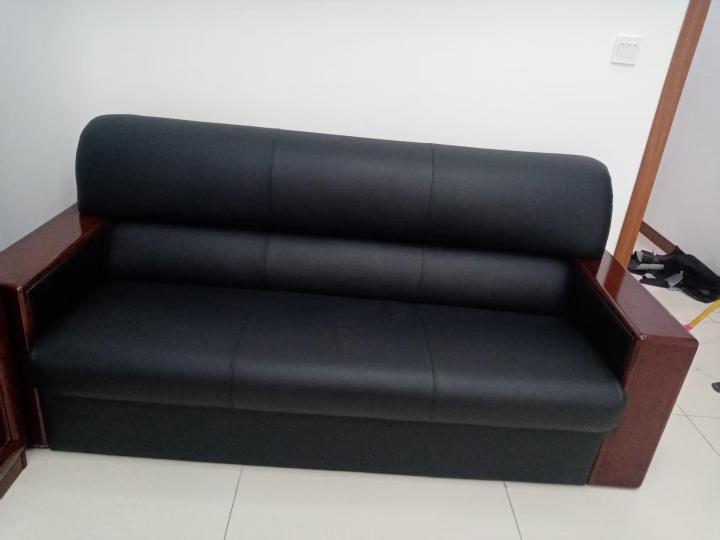 专业团队正在进行沙发内部结构检修