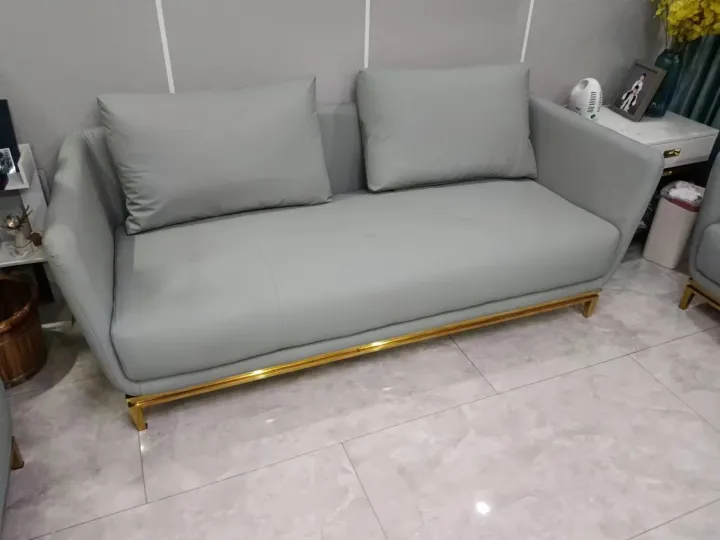 专业师傅正在进行头层牛皮翻新