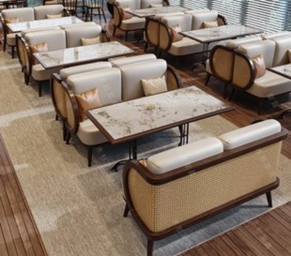 专业师傅正在精细测量沙发尺寸