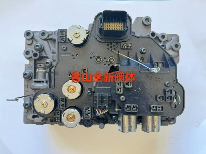 专业技师正在检查变速箱内部