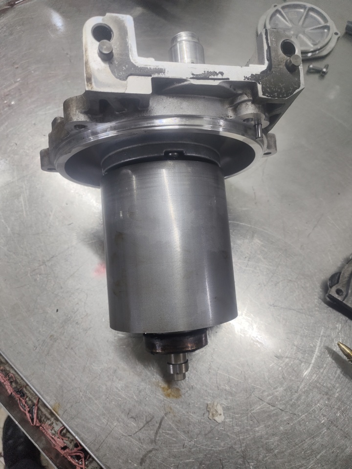 专业技师正在检查变速箱